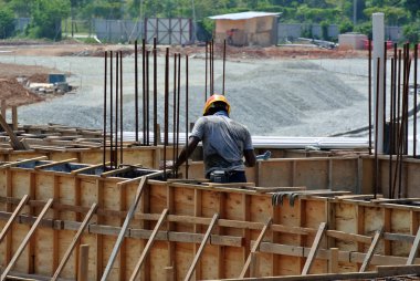 Bir inşaat işçisi ışın kalıp imalatı