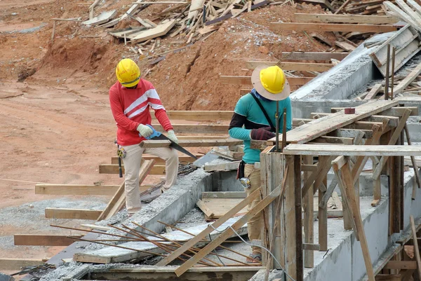 Group of construction worker fabricating beam formwork — Stock Photo, Image