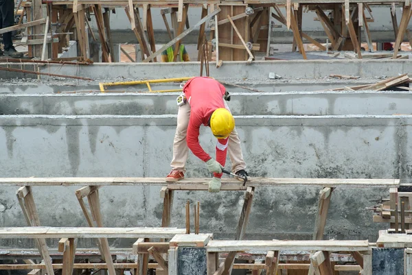 A construction worker fabricating beam formwork — Stock Photo, Image