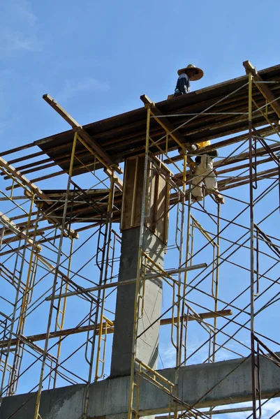 Grupo de trabajadores de la construcción que fabrican encofrados de vigas — Foto de Stock