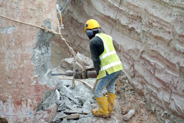 İnşaat alanında mobil beton hacker kullanarak inşaat işçileri