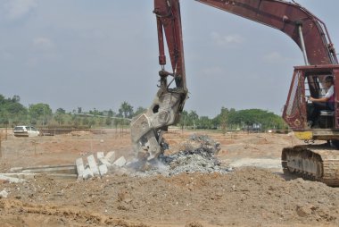 Beton kırıcı makine