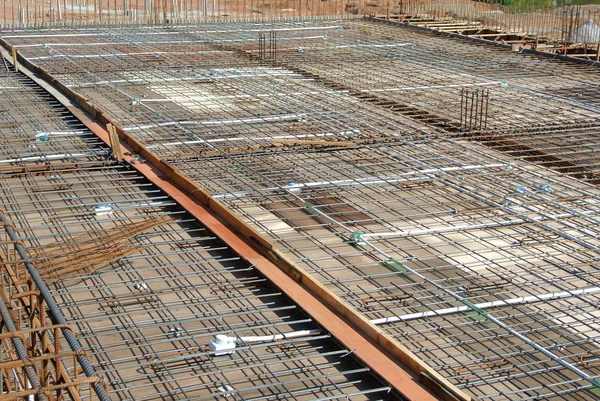 Deckenbewehrungsstange auf Holzschalung auf der Baustelle — Stockfoto