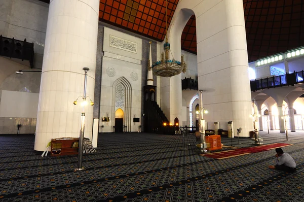 Intérieur de la mosquée Sultan Salahuddin Abdul Aziz Shah ou mosquée Shah Alam — Photo