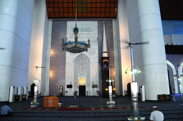 Wnętrze aka Meczet Sultan Salahuddin Abdul Aziz Shah Shah Alam Mosque — Zdjęcie stockowe