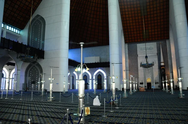 술탄 Salahuddin Abdul 아지즈 샤 모스크 일명 샤 알람 모스크의 내부 — 스톡 사진