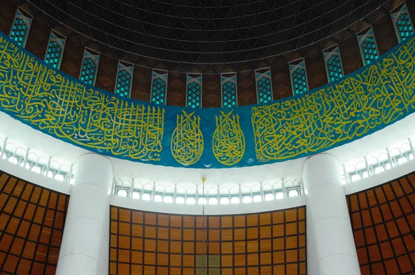 이슬람 서 예 및 술탄 Salahuddin Abdul 아지즈 샤 모스크에서 패턴 — 스톡 사진