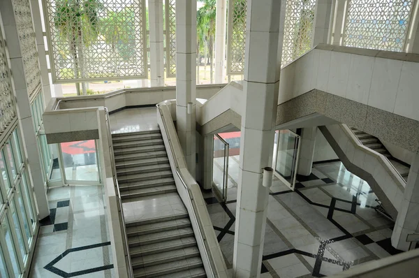 Staircase at Sultan Salahuddin Abdul Aziz Shah Mosque a.k.a Shah Alam Mosque — Stock Photo, Image