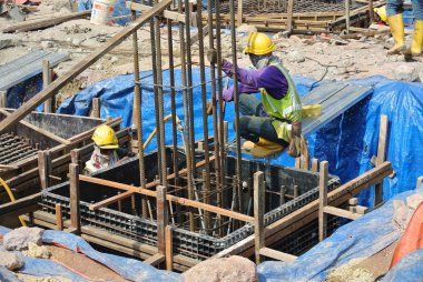 Yığını kap kalıp polimer inşaat sahasında yapılan yükleme inşaat işçileri.