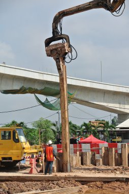 İstinat duvarı çelik levha yığın yükleme makine tarafından