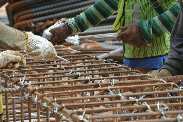 Csoport építőmunkások gyártását halom sapkát megerősítése acél bar — Stock Fotó