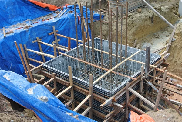 Encofrado de la tapa de la pila hecha de polímero en el sitio de construcción . — Foto de Stock