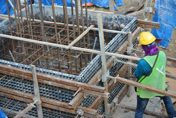 Εργάτες οικοδομών την εγκατάσταση σωρός ΚΓΠ ξυλότυπου — Φωτογραφία Αρχείου
