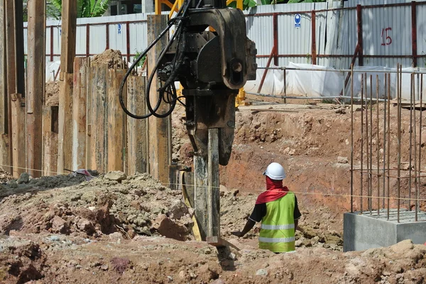 Retaining wall steel sheet pile installation by machine — Stock Photo, Image