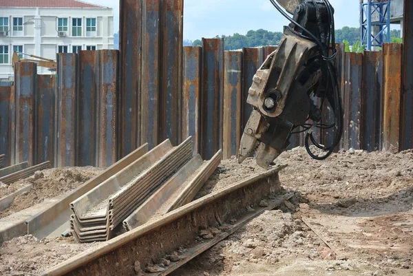 Retaining wall steel sheet pile installation by machine — Stock Photo, Image