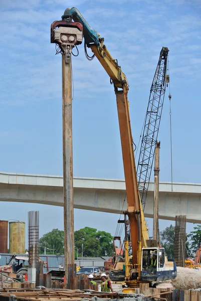 Installation de pile de tôle d'acier de mur de maintien par la machine — Photo