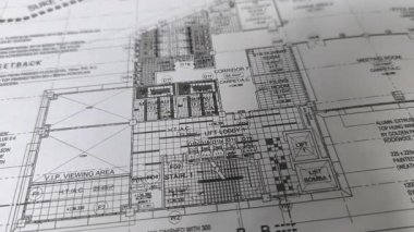 Melaka, Malezya - 2 Mart 2025: Bir A1 inşaat çiziminin yakın görüntüsü. Beyaz kağıttaki bu geniş formatlı plan çok önemli teknik ayrıntılar içeriyor. İnşaat ve infaz için inşaat personeli tarafından kullanılıyor..