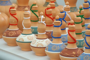 Geleneksel su depolama kapları aka Labu Sayong çamurdan yapılmış Malay içinde