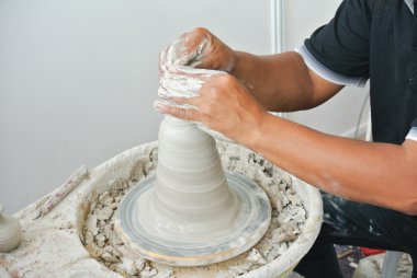 Potter yapmak geleneksel su depolama kapları aka Labu Sayong