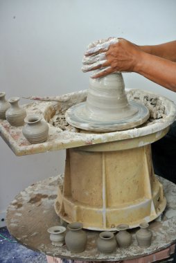 Potter yapmak geleneksel su depolama kapları aka Labu Sayong