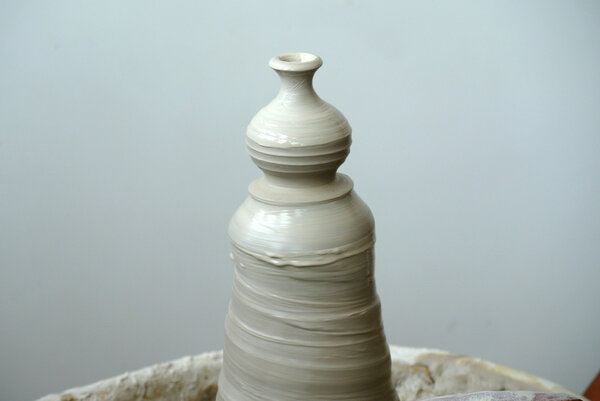 Поттер изготавливает традиционные контейнеры для хранения воды. Саюн, Лабу
