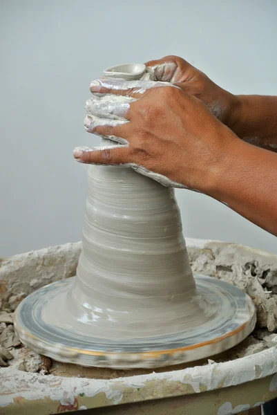 Töpfer stellen die traditionellen Wasserspeicher her labu sayong — Stockfoto