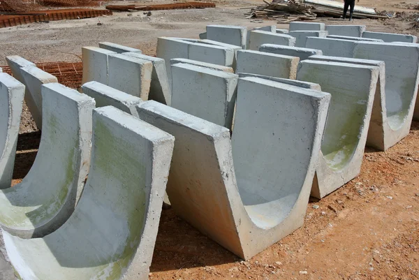 V-şekilli hendek drenaj inşaat sahasında