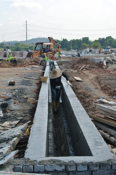 Dreno de trincheira em forma de V no canteiro de obras — Fotografia de Stock