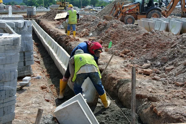 V-tvaru výkopu kanalizace na staveništi Stock Obrázky