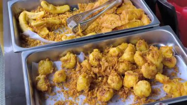 Taze cempedak meyvesi zerdeçal katkılı hamurla kaplanır ve sıcak pişirme yağında kızartılır. Bu popüler Malezya sokak yiyecekleri genellikle tatlı, çıtır çıtır lezzetleriyle beslenirler..