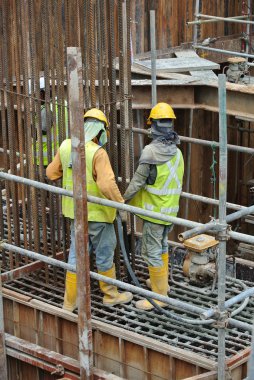İnşaat İşçileri kullanarak beton beton kompakt için vibratör