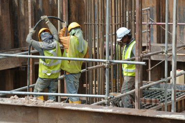 İnşaat İşçileri kullanarak beton beton kompakt için vibratör