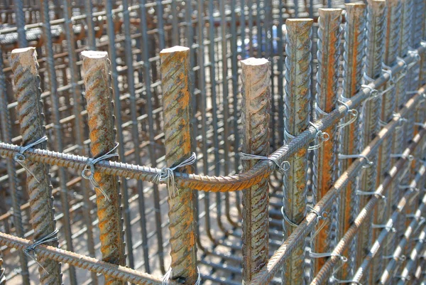 Barras de reforço de aço. Varetas ou barras de aço utilizadas para reforçar o betão — Fotografia de Stock
