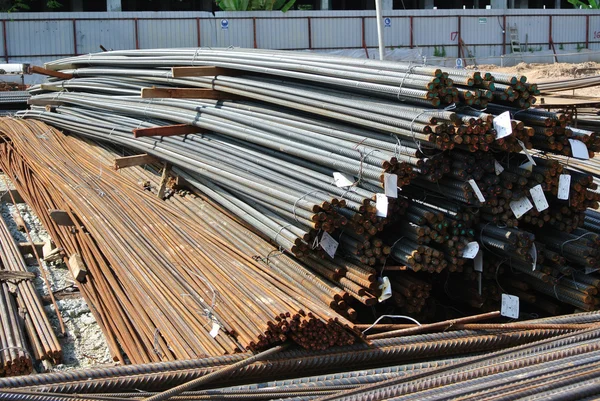 Barras de refuerzo de acero. Barras o barras de acero utilizadas para reforzar el hormigón —  Fotos de Stock