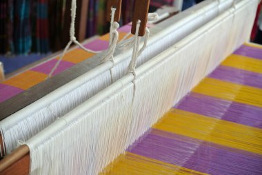 Bir portre resim ve eski bir dokuma tezgâhı detay