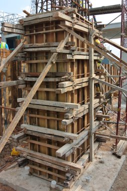 Ahşap sütun kalıp inşaat sahasında yapım aşamasında