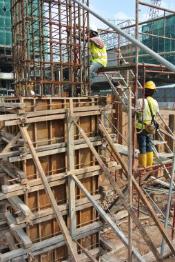 Ahşap sütun kalıp inşaat sahasında yapım aşamasında