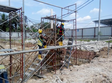 Ahşap sütun kalıp inşaat sahasında yapım aşamasında