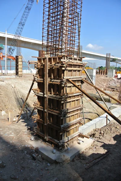 Timmer kolumn formsättning under uppbyggnad på byggplatsen — Stockfoto