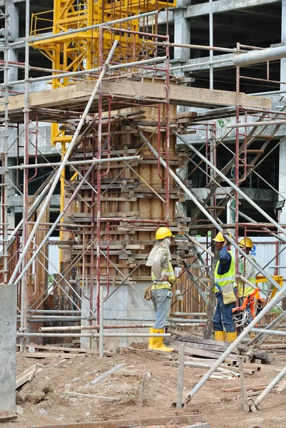 Timmer kolumn formsättning under uppbyggnad på byggplatsen — Stockfoto