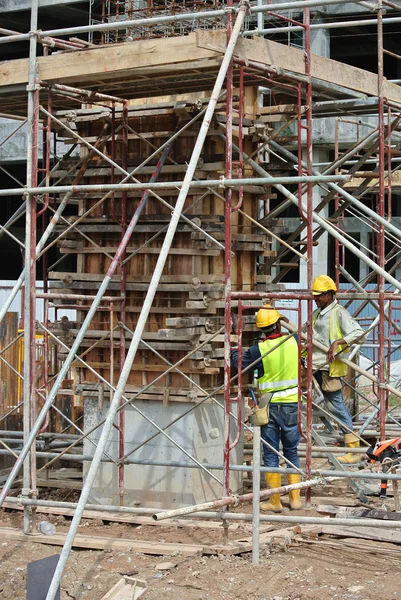 Trabajos de encofrado de columnas de madera en construcción en el sitio de construcción —  Fotos de Stock