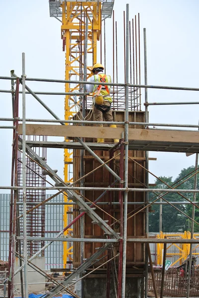 Trabajos de encofrado de columnas de madera en construcción en el sitio de construcción — Foto de Stock