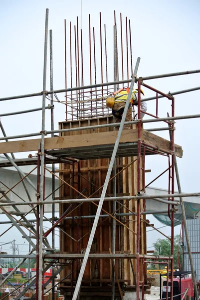 Timber column formwork under construction at the construction site — Stock Photo, Image