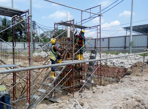 Trabajos de encofrado de columnas de madera en construcción en el sitio de construcción —  Fotos de Stock