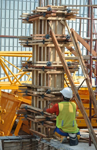 Trabajos de encofrado de columnas de madera en construcción en el sitio de construcción —  Fotos de Stock