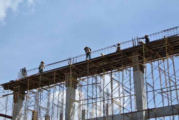 Gruppe von Bauarbeitern, die Balkenschalungen herstellen — Stockfoto