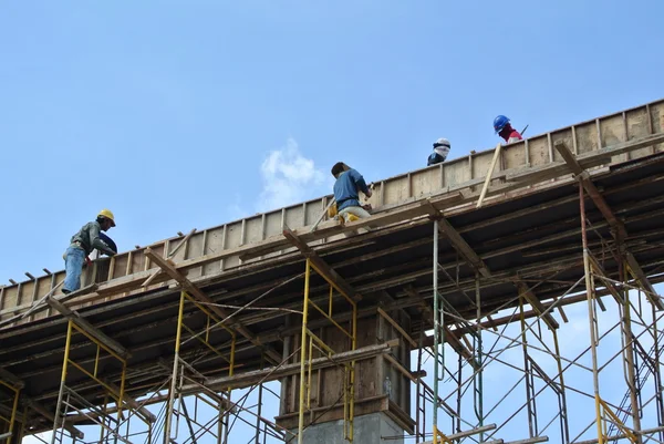 Group of construction worker fabricating beam formwork — Stock Photo, Image