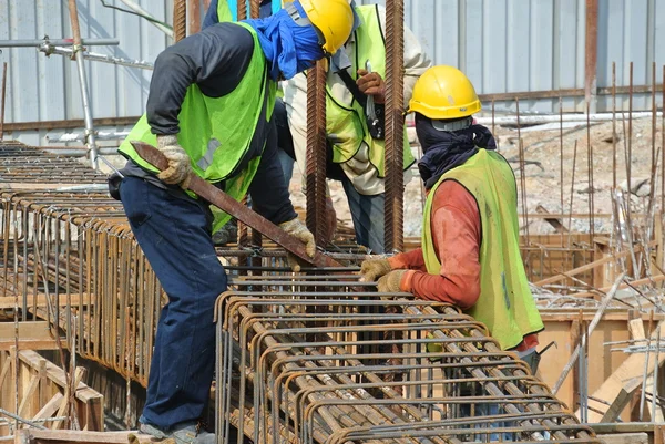 Construction workers fabricating ground beam reinforcement bar — Stock Photo, Image
