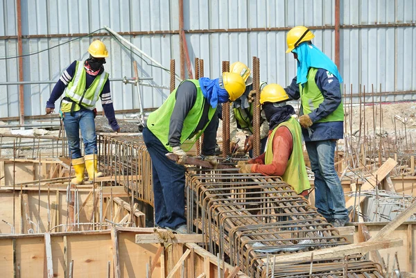 İnşaat İşçileri zemin ışın takviye çubuğu imalatı