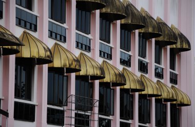 Cephe windows Kuching kasaba cami aka Mescidi Bandaraya Kuching Sarawak, Malezya, dizi